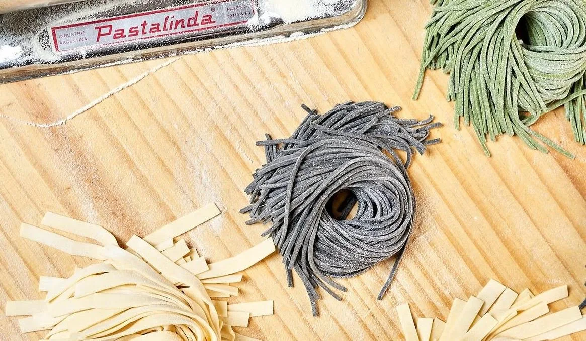 Pasta fresca recién hecha: al huevo, verde y negra