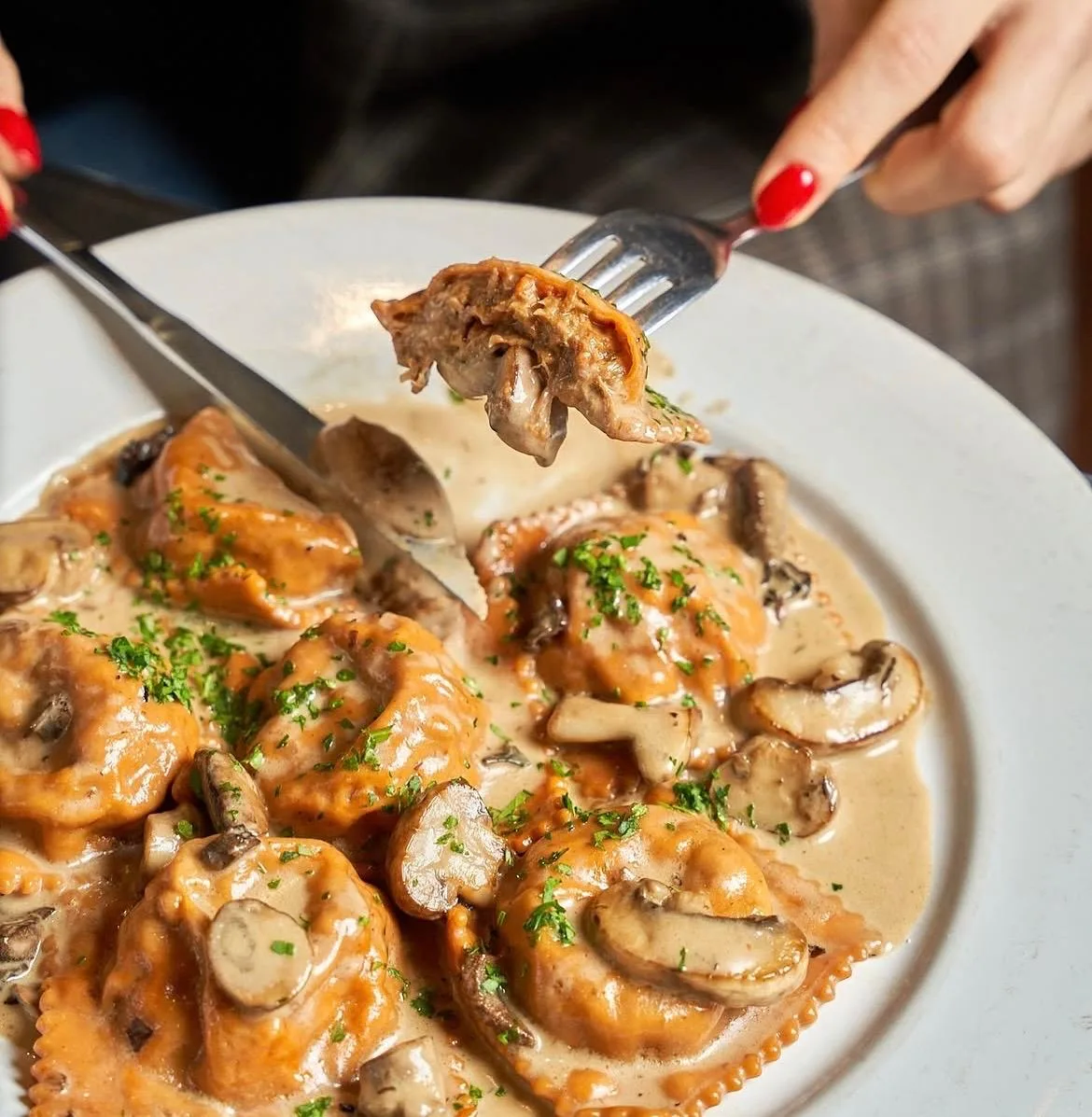 Ravioles caseros con crema de hongos