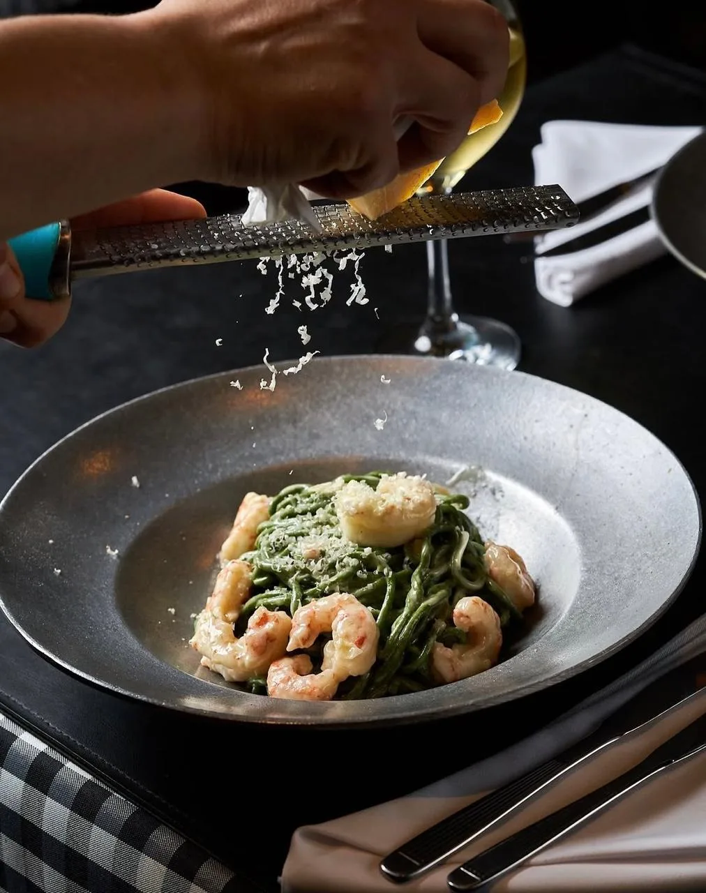 Spaghetti verdes con langostinos y queso recién rallado